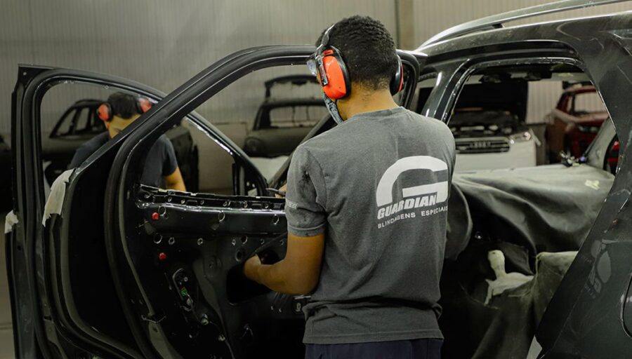 Carro blindado aguenta qualquer tipo de tiro